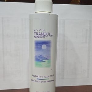 Tranquil White Bath Soak with Calming Blue Hues